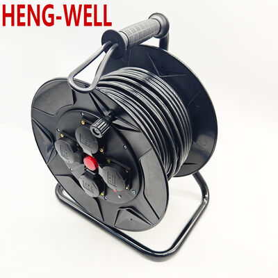 चुनौतीपूर्ण आउटडोर कार्य स्थलों में केबल को आसानी से तैनात करने और वापस लेने के लिए डिज़ाइन किए गए काले वापस लेने योग्य केबल रील बाहरी